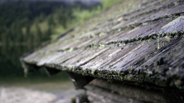 小屋的屋顶，雨点，近视频素材