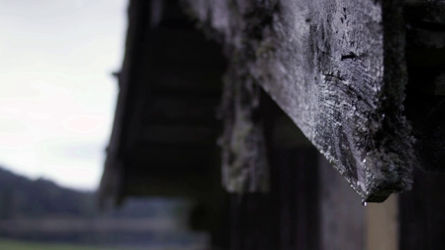 小屋屋顶，雨点，近处，摄影车拍摄视频素材