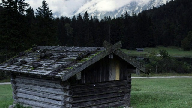 平房屋顶，盘式上山，中景拍摄视频素材