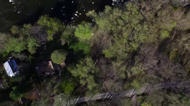 鸟瞰图的房子隐藏在树木沿着岩石河在纽约州北部视频素材