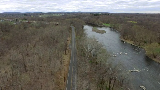 纽约北部与河流平行的宽阔道路视频素材