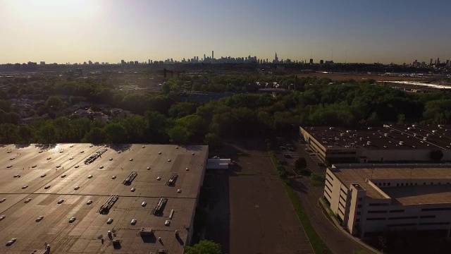 从新泽西工业区拍摄的纽约市天际线的慢动作视图视频素材