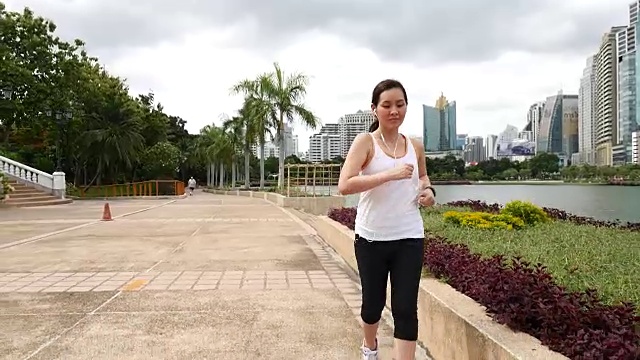 慢镜头城市女人在城市里奔跑视频素材