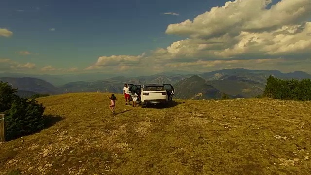 无人机拍摄了一个家庭冒险与越野车4x4汽车在一个夏天的公路旅行通过加泰罗尼亚比利牛斯山与令人惊叹的景色从山顶。4 k UHD。视频素材