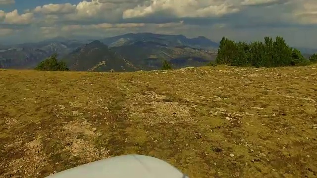 无人机拍摄了一个家庭冒险与越野车4x4汽车在一个夏天的公路旅行通过加泰罗尼亚比利牛斯山与令人惊叹的景色从山顶。4 k UHD。视频素材