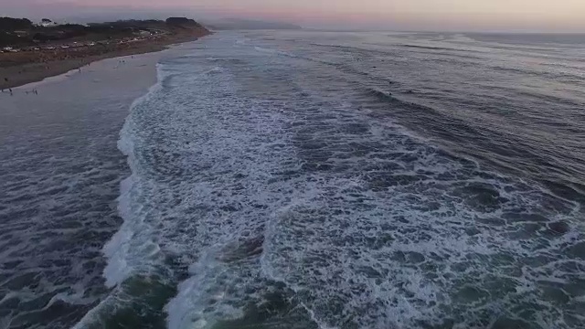 日落时分，沿着海滩飞行视频下载