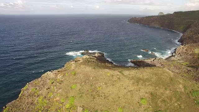 岛海岸缓慢飞走视频素材