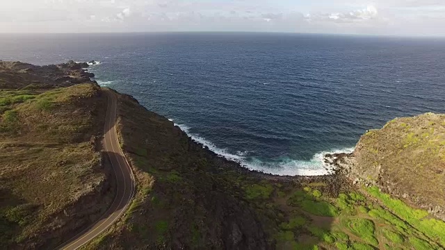 缓慢飞离岛屿海岸线视频素材