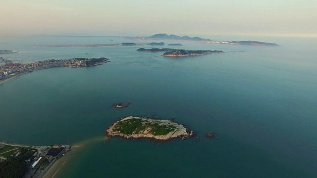 WS AERIAL shot of bay of Dongshan Island and skyline at sunset/Fujian,China 南门湾 东山视频素材