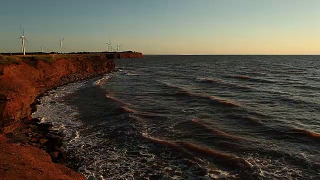 海岸上的风力涡轮机视频下载