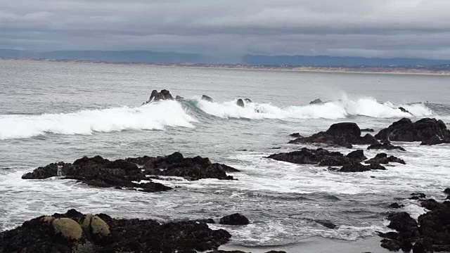 海浪拍打着海滩视频素材