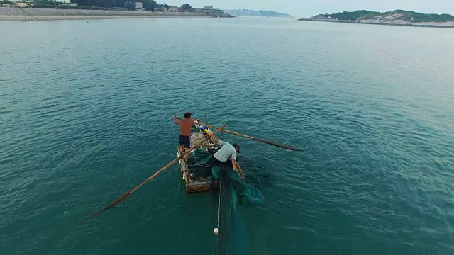 日落时分，渔民将渔网撒入大海的航拍/福建，中国视频素材