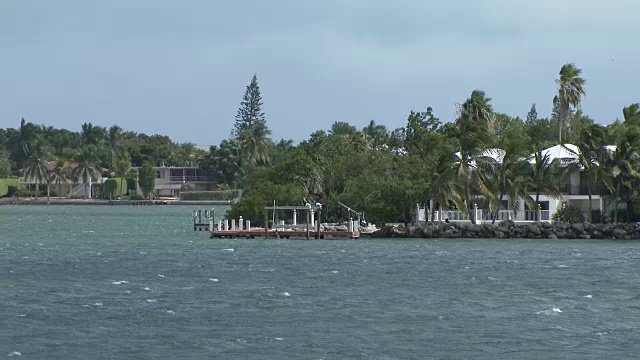 滨水住宅，佛罗里达礁岛，棕榈树，热带视频素材