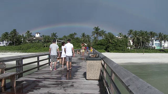 绚丽的双彩虹在那不勒斯码头，佛罗里达海湾海岸视频素材