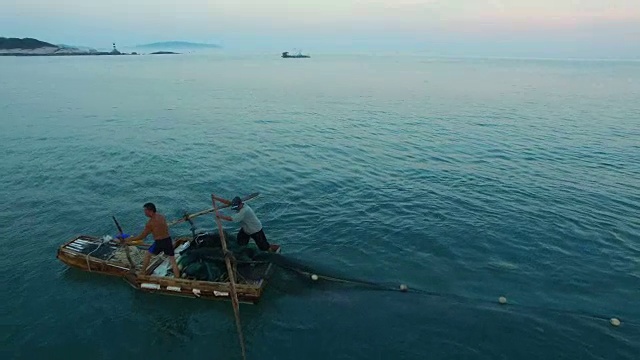 日落时分，渔民将渔网撒入大海的航拍/福建，中国视频素材