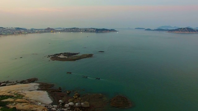 日落时分，海上和岛屿上的渔船航拍/福建，中国视频素材