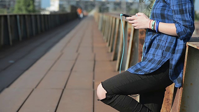 女孩在外面用智能手机发短信视频素材