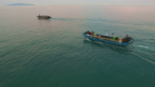 日落时分海上渔船航拍/福建，中国视频素材