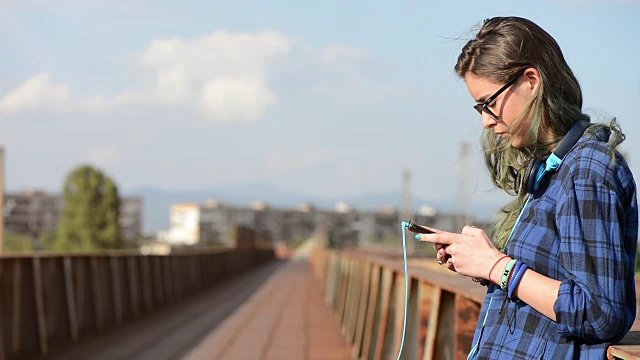 女孩在智能手机上发短信视频素材