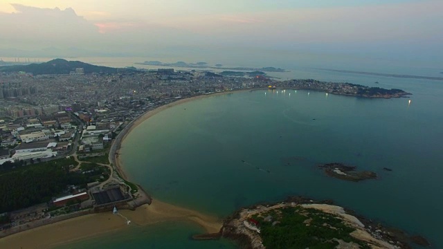 日落时分，海上和岛屿上的渔船航拍/福建，中国视频素材