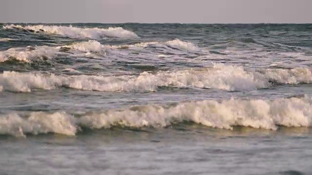 带着泡沫的海浪视频素材