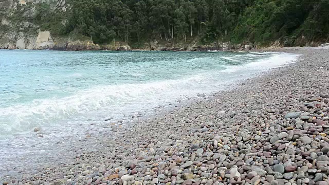 卵石滩和海浪。视频素材