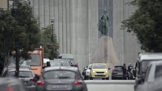 Leifur Eiríksson 和 Hallgrímskirkja 教堂视频素材