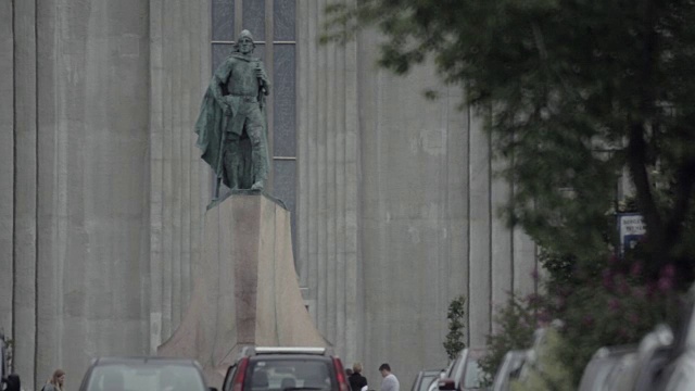 Leifur Eiríksson 和 Hallgrímskirkja 教堂视频素材