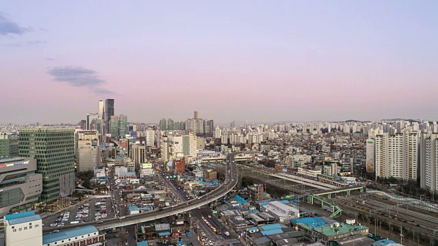 永登浦车站区域的白天到夜晚的城市景观视频素材