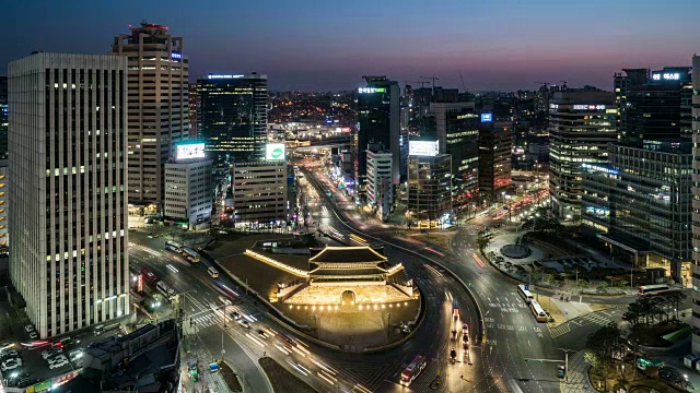 夜景的太阳门(也称为南大门，韩国的第一个国宝)区域的建筑和交通视频素材