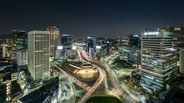 夜景的太阳门(也称为南大门，韩国的第一个国宝)区域的建筑和交通视频素材