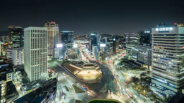 夜景的太阳门(也称为南大门，韩国的第一个国宝)区域的建筑和交通视频素材