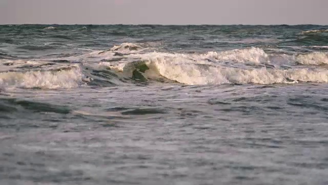 带着泡沫的海浪视频素材