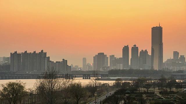 日落时的邯钢河上，63号楼(直到2009年仍是韩国最高的摩天大楼)视频素材