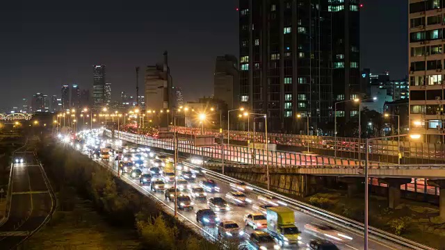 江边本诺高速公路上行驶的交通夜景视频素材