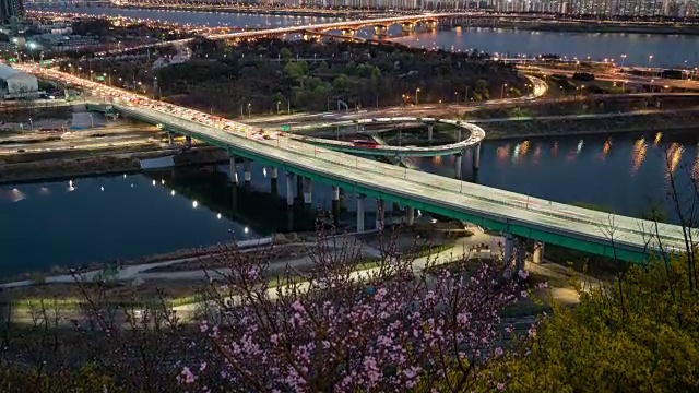 首尔的城市景观，城须大城大桥和江边本诺高速公路视频素材