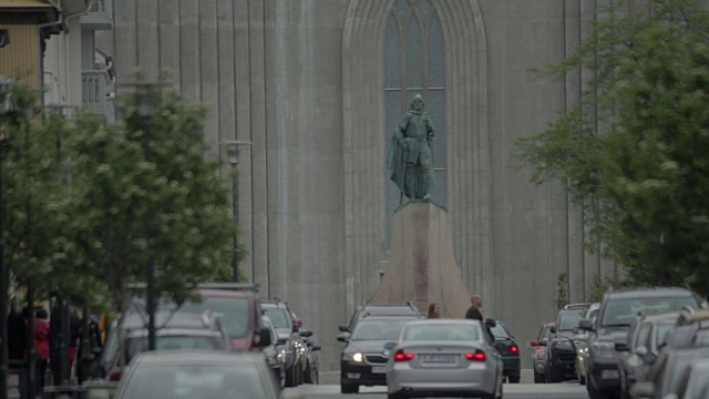 Leifur Eiríksson 和 Hallgrímskirkja 教堂视频素材