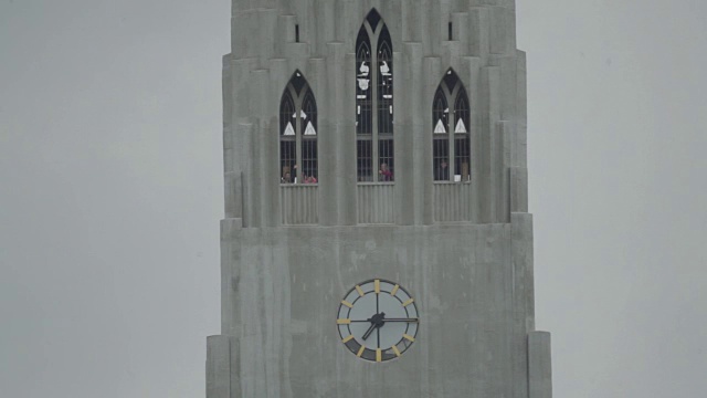 Hallgrímskirkja教堂里的人视频素材