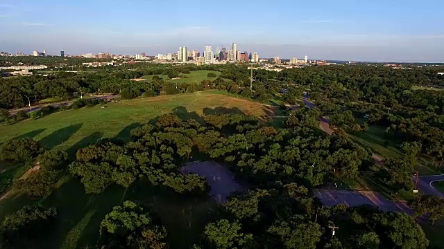 从远处看，日落时分的Zilker公园在令人惊叹的Austin Texas公园上空投下了长长的阴影视频素材