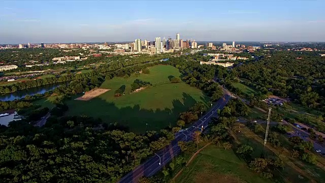 鸟瞰图:日落时分的Zilker公园，长长的阴影横跨令人惊叹的Austin Texas公园，俯瞰整个田野视频素材