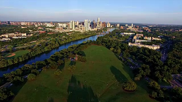 AERIAL:日落时分的Zilker公园，长长的阴影横跨令人惊叹的Austin Texas Hill Country视频素材