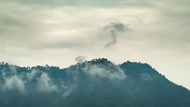 云移动覆盖山脉的时间流逝，平移拍摄视频素材