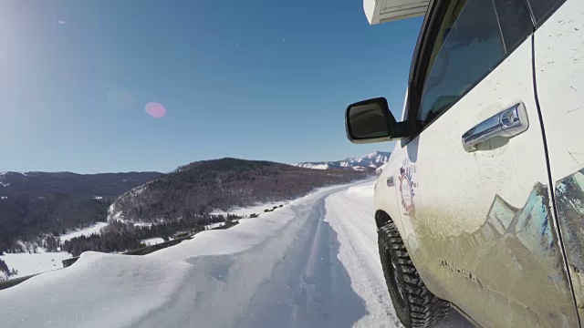 POV在雪地里行驶/新疆，中国。视频素材