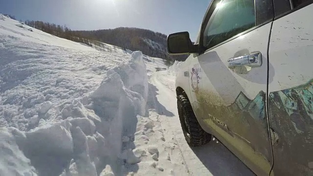 POV在雪地里行驶/新疆，中国。视频素材