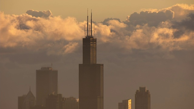 WS AERIAL POV Willis Tower at sunrise with clouds in background /芝加哥，库克县，伊利诺伊州，美国视频素材