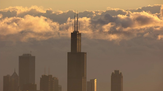 WS AERIAL POV Willis Tower at sunrise with clouds in background /芝加哥，库克县，伊利诺伊州，美国视频素材