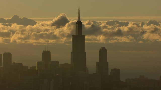 WS AERIAL POV Willis Tower with clouds in background /芝加哥，库克县，伊利诺伊州，美国视频素材