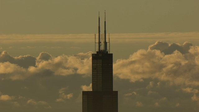 WS ZI AERIAL POV Willis Tower with clouds in background /库克县，伊利诺伊州，美国视频素材