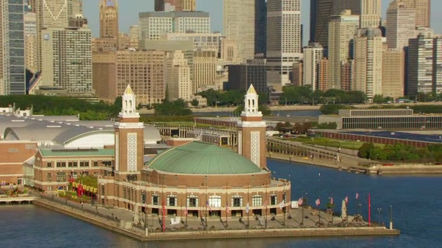 WS AERIAL POV View of Navy Pier with modern skyline in background /芝加哥，库克县，伊利诺伊州，美国视频素材