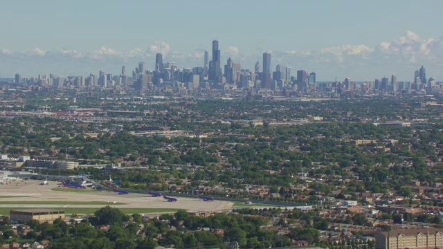 WS AERIAL POV芝加哥中途国际机场，现代天际线背景/芝加哥，库克县，伊利诺伊州，美国视频素材